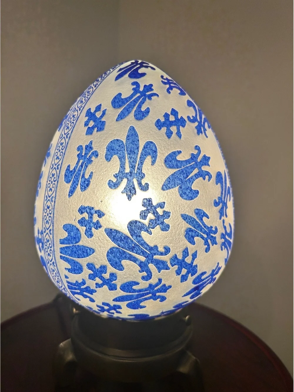 Vintage Egg Lamp with Cameo-Style Fleur-de-Lis Pattern
